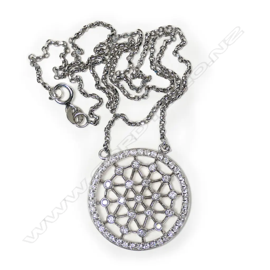 An 18ct white gold diamond pendant on chain, Image 1++