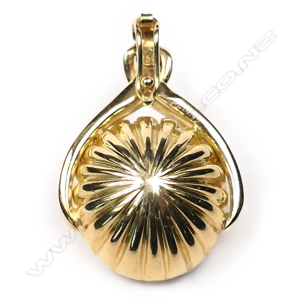 An 18ct gold amethyst and diamond pendant, Image 1++