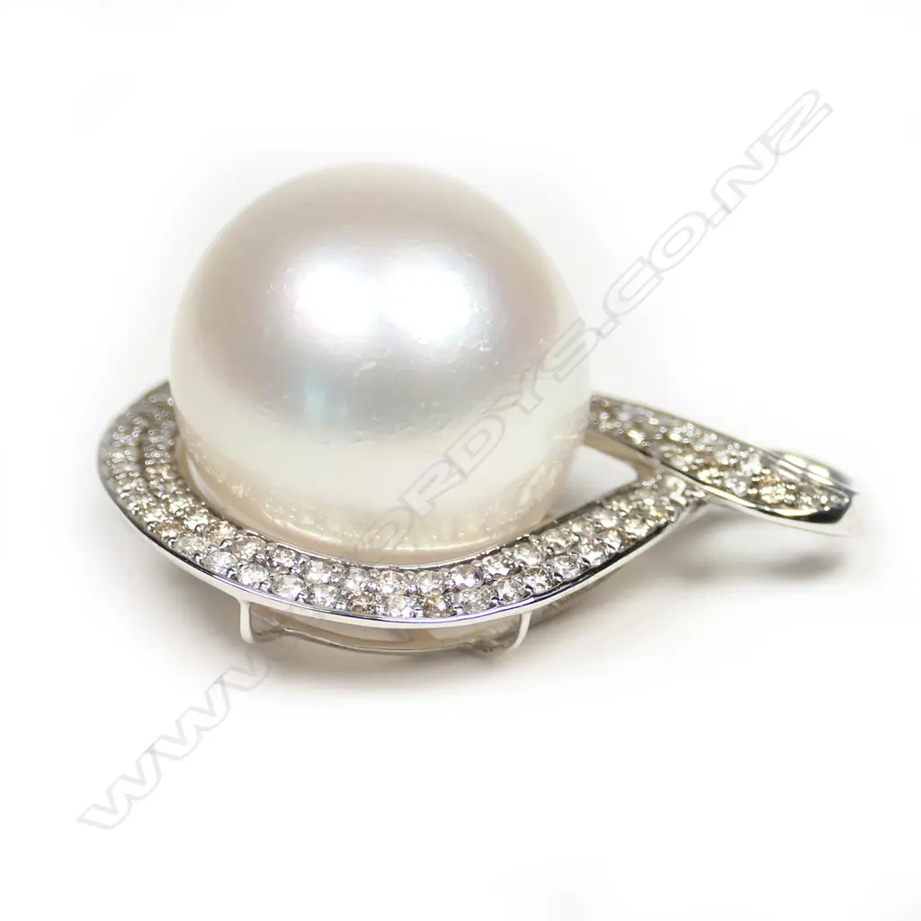 A 14ct white gold, cultured pearl and diamond infinity pendant, Image 1++