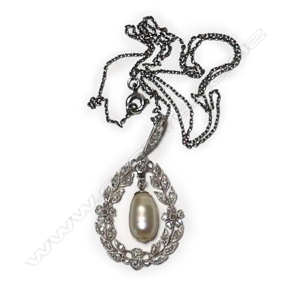 A Victorian platinum diamond and pearl pendant, Image 1++