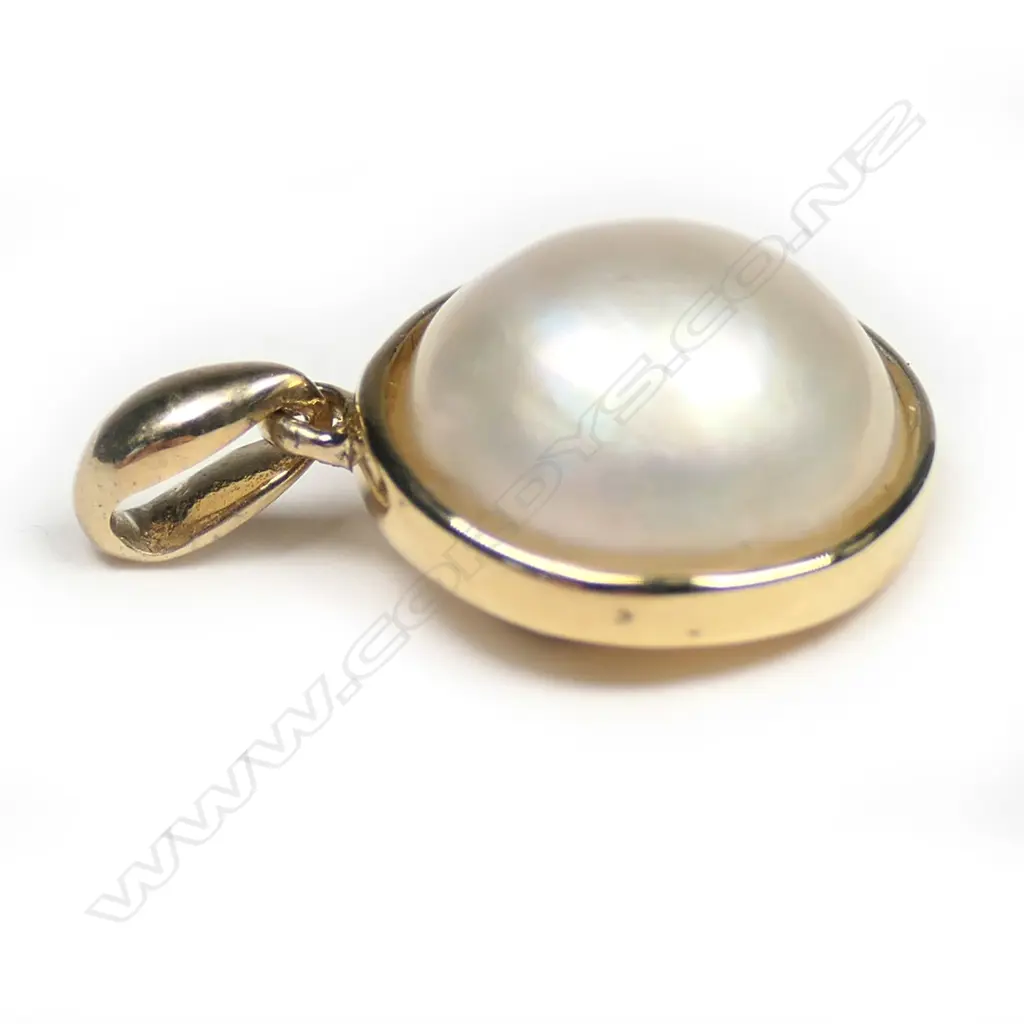 A 14ct gold, Mabe pearl retro style pendant, Image 1++