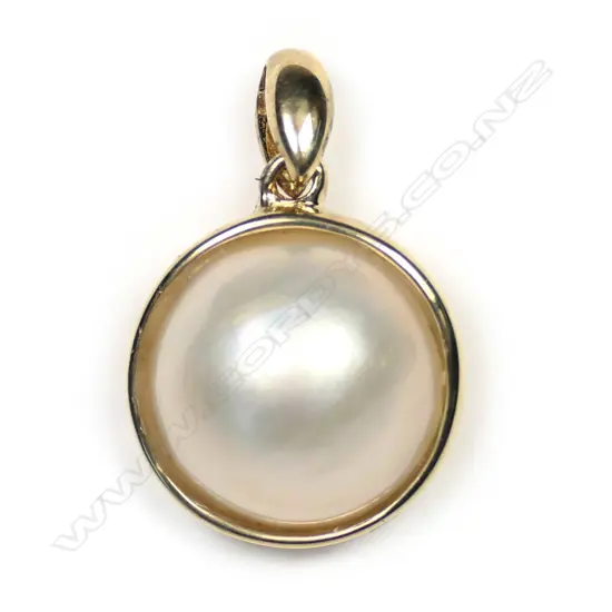 A 14ct gold, Mabe pearl retro style pendant,