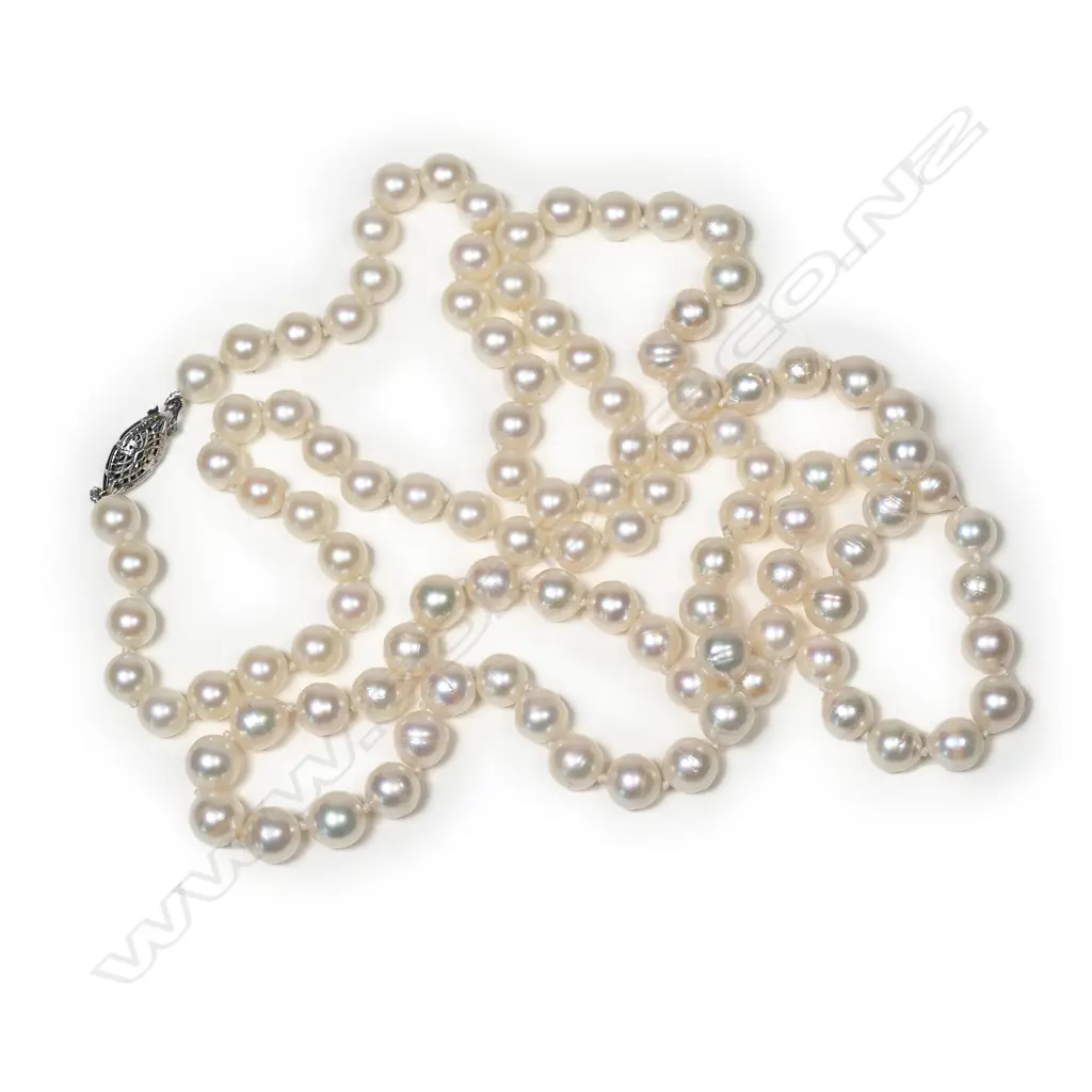 A long, single strand necklace of 108 cultured pearls with gold clasp, Image 1++