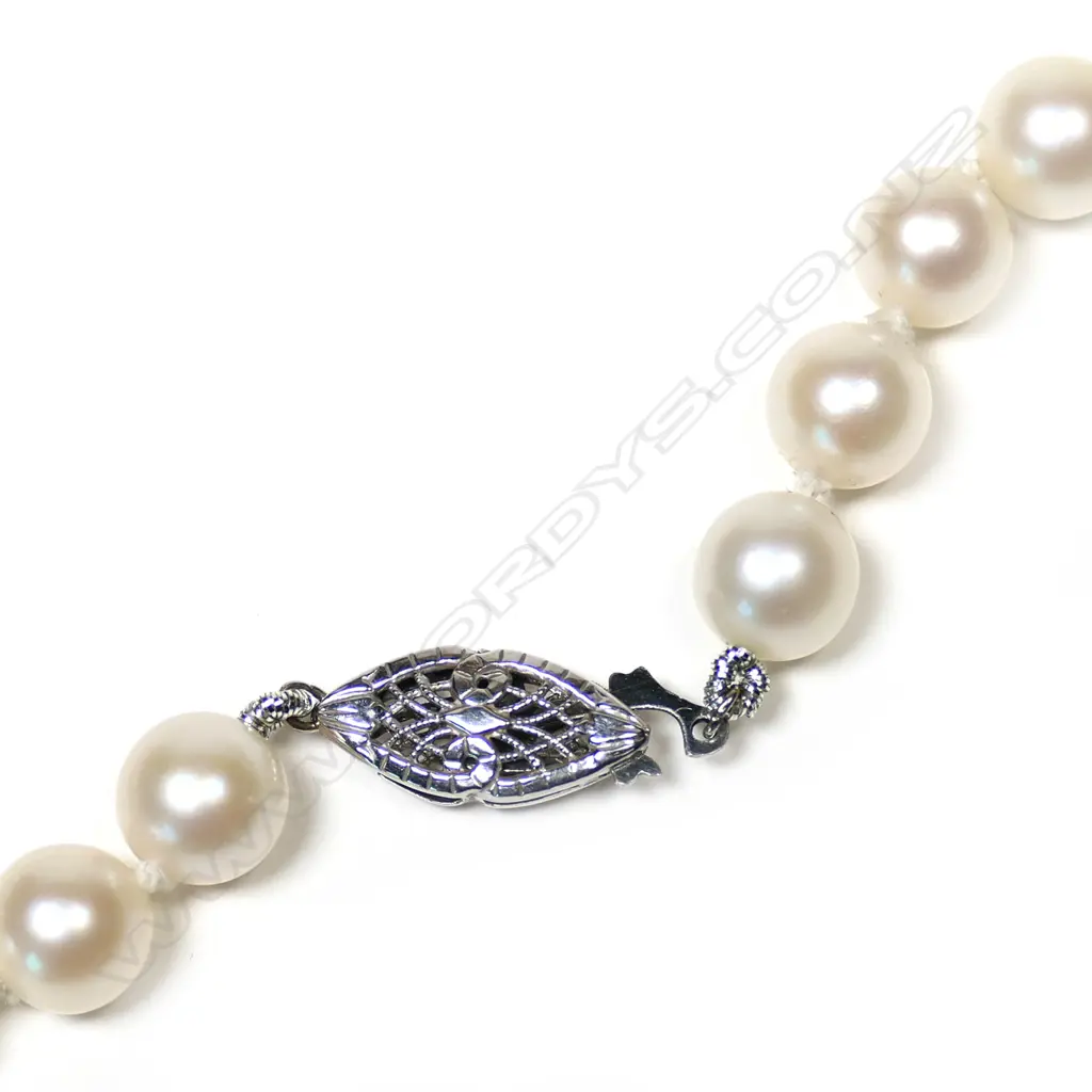 A long, single strand necklace of 108 cultured pearls with gold clasp, Image 1++