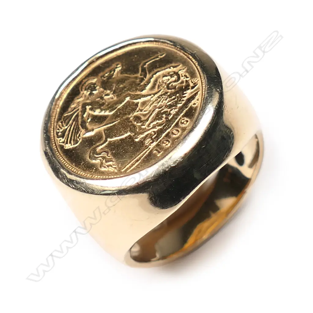 A 9ct gold ring set with an Edward VII gold half sovereign Image 1++