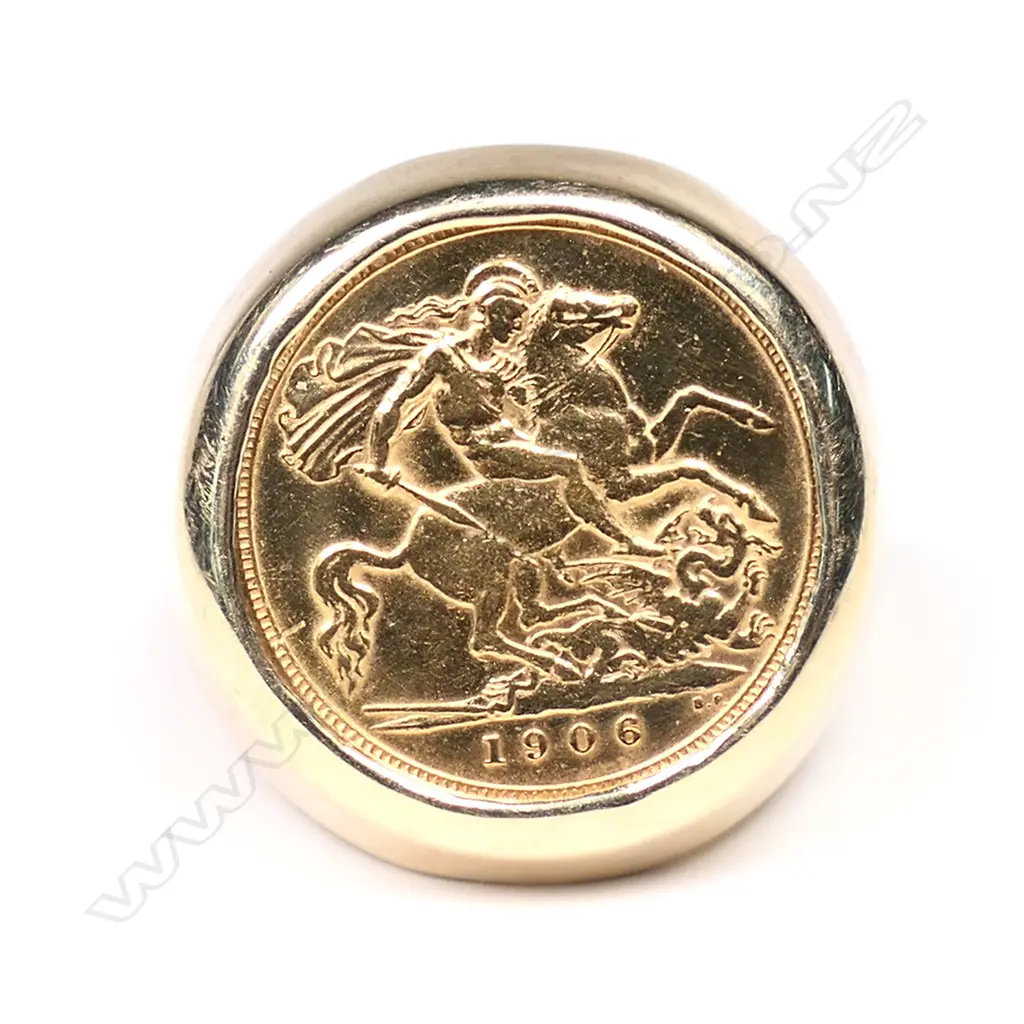 A 9ct gold ring set with an Edward VII gold half sovereign Image 1++