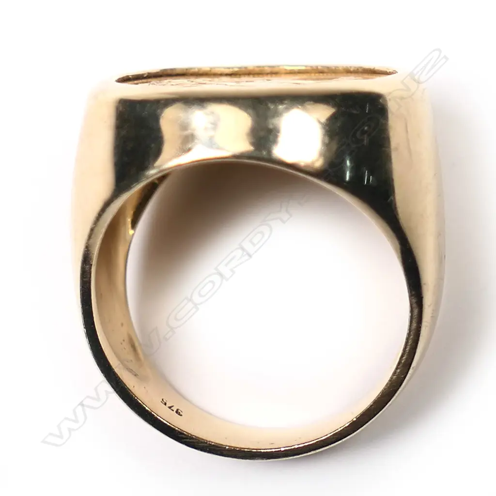 A 9ct gold ring set with an Edward VII gold half sovereign Image 1++