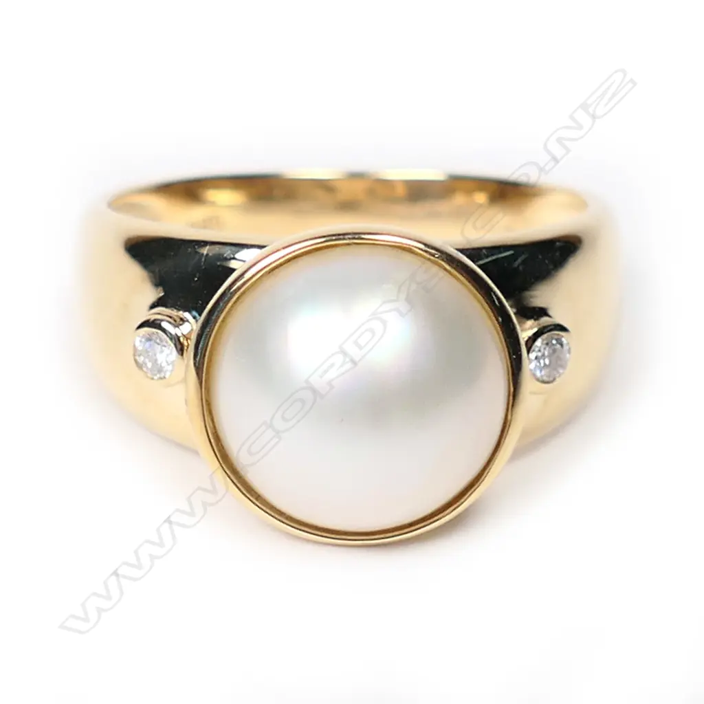 A 14ct gold mabe pearl and diamond retro style ring, Image 1++