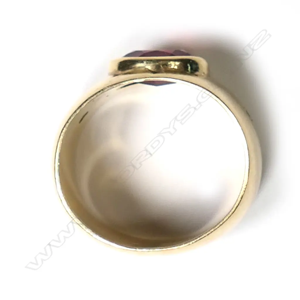 A heavy 18ct yellow gold garnet and diamond wide ring, Image 1++