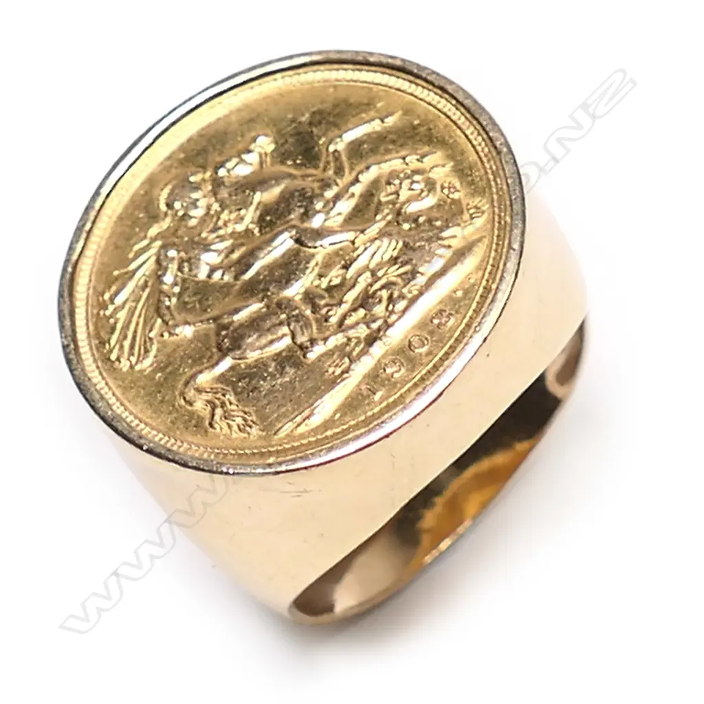 A 9ct gold sovereign ring, Image 1++