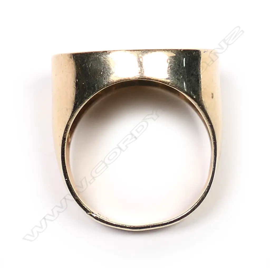 A 9ct gold sovereign ring, Image 1++