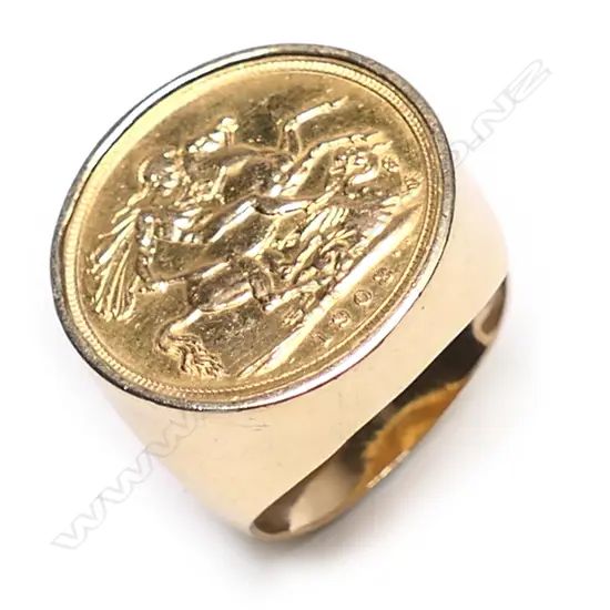 A 9ct gold sovereign ring,