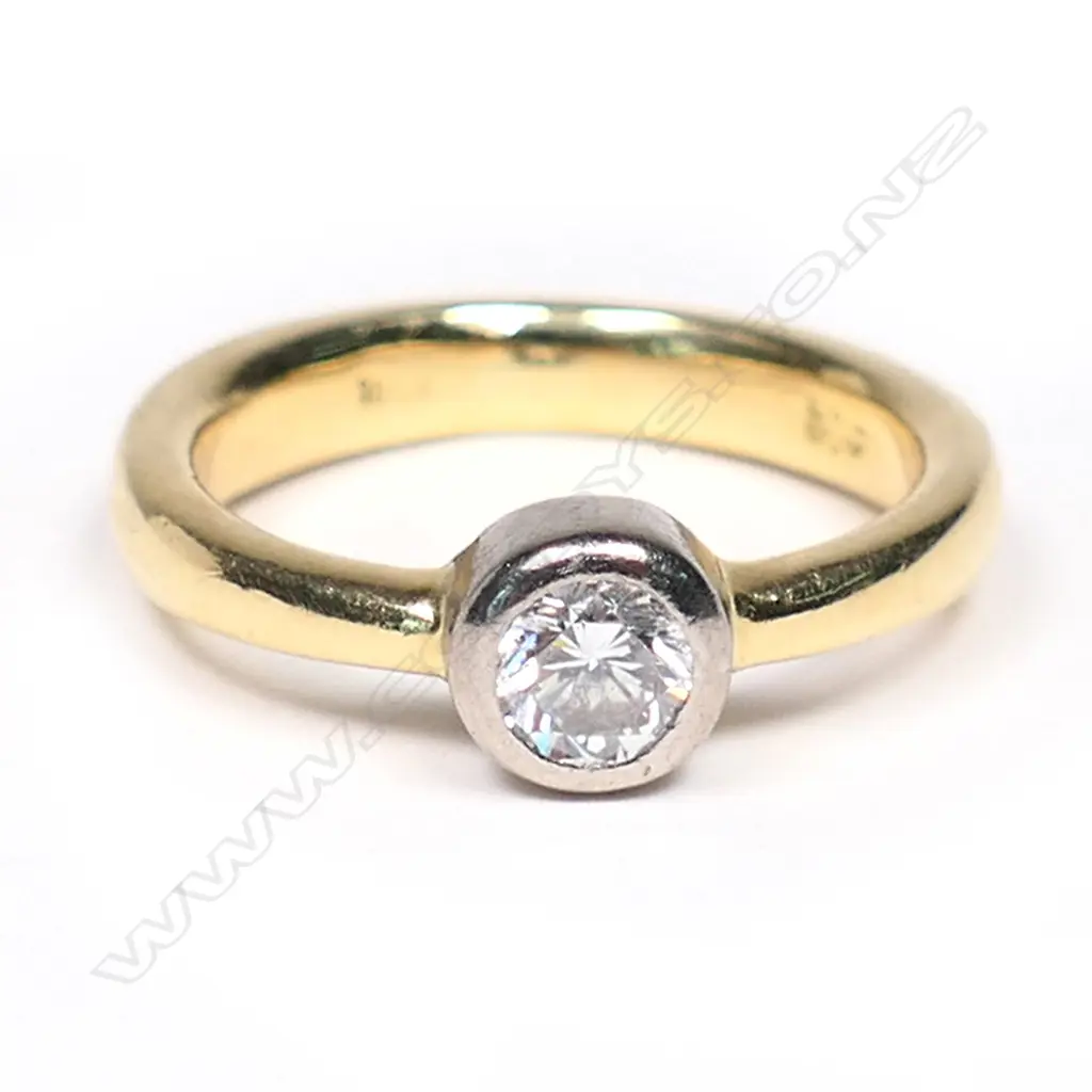 An 18ct gold and diamond solitaire ring, Image 1++