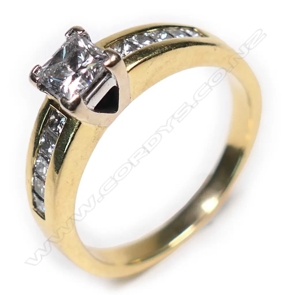 An 18ct gold and diamond ring, Image 1++