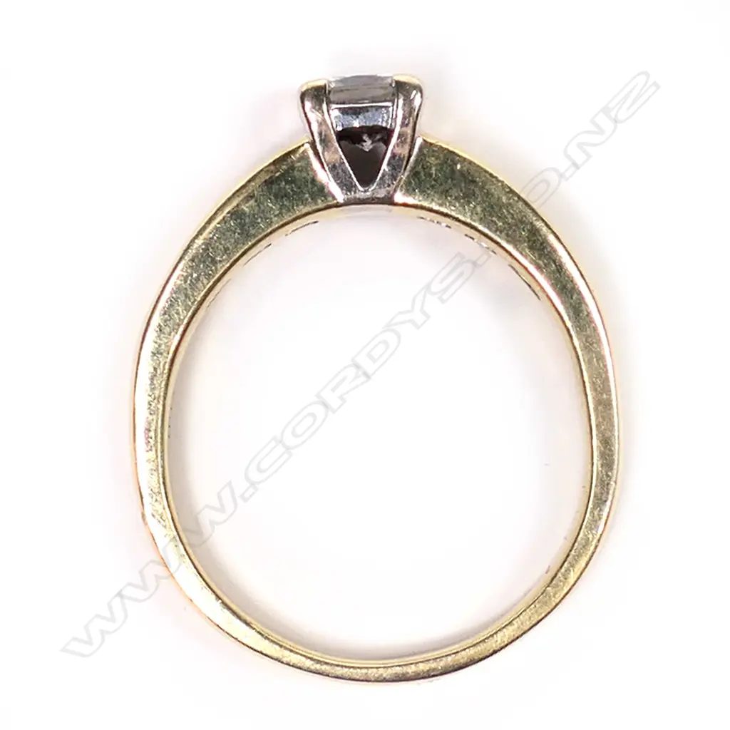 An 18ct gold and diamond ring, Image 1++