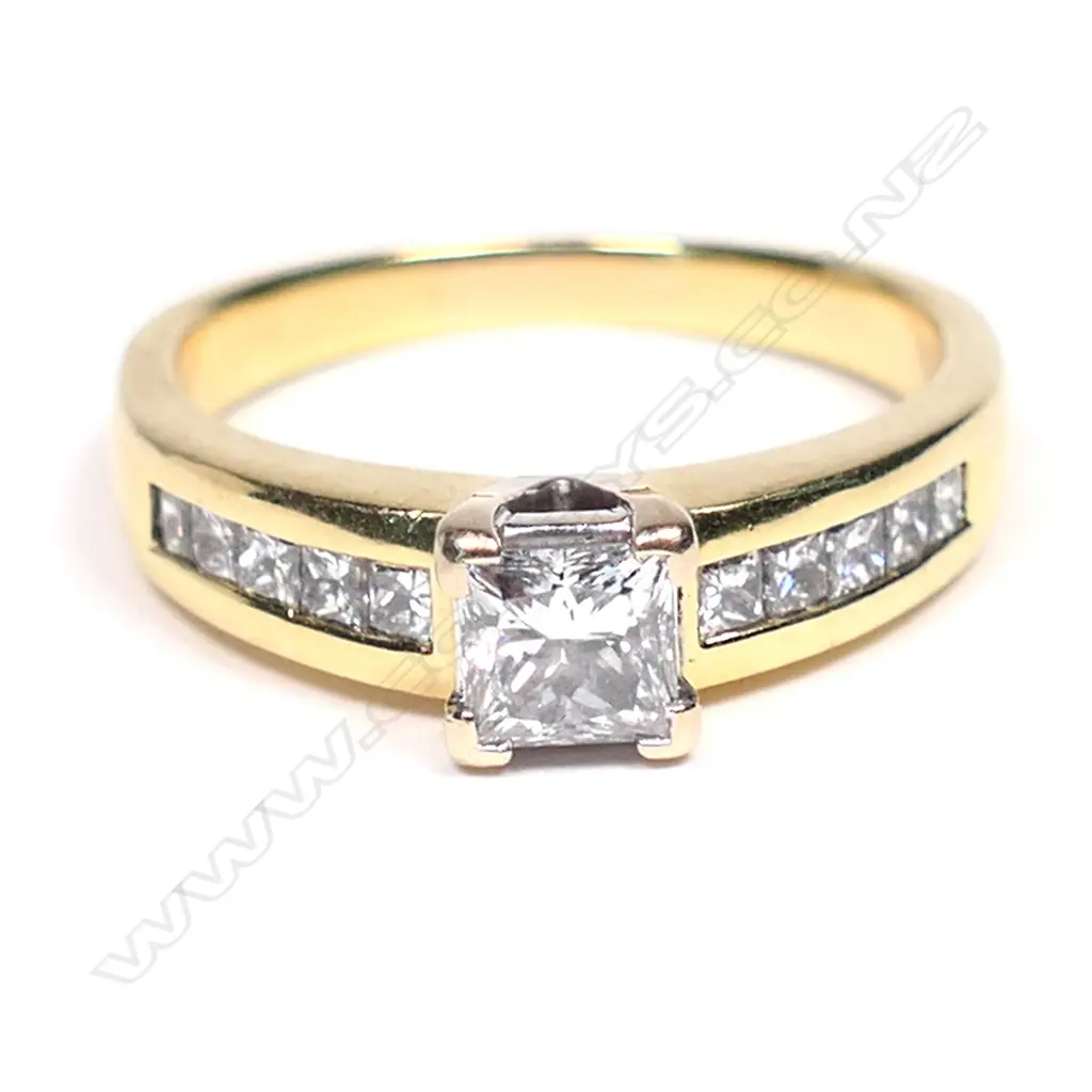 An 18ct gold and diamond ring, Image 1++
