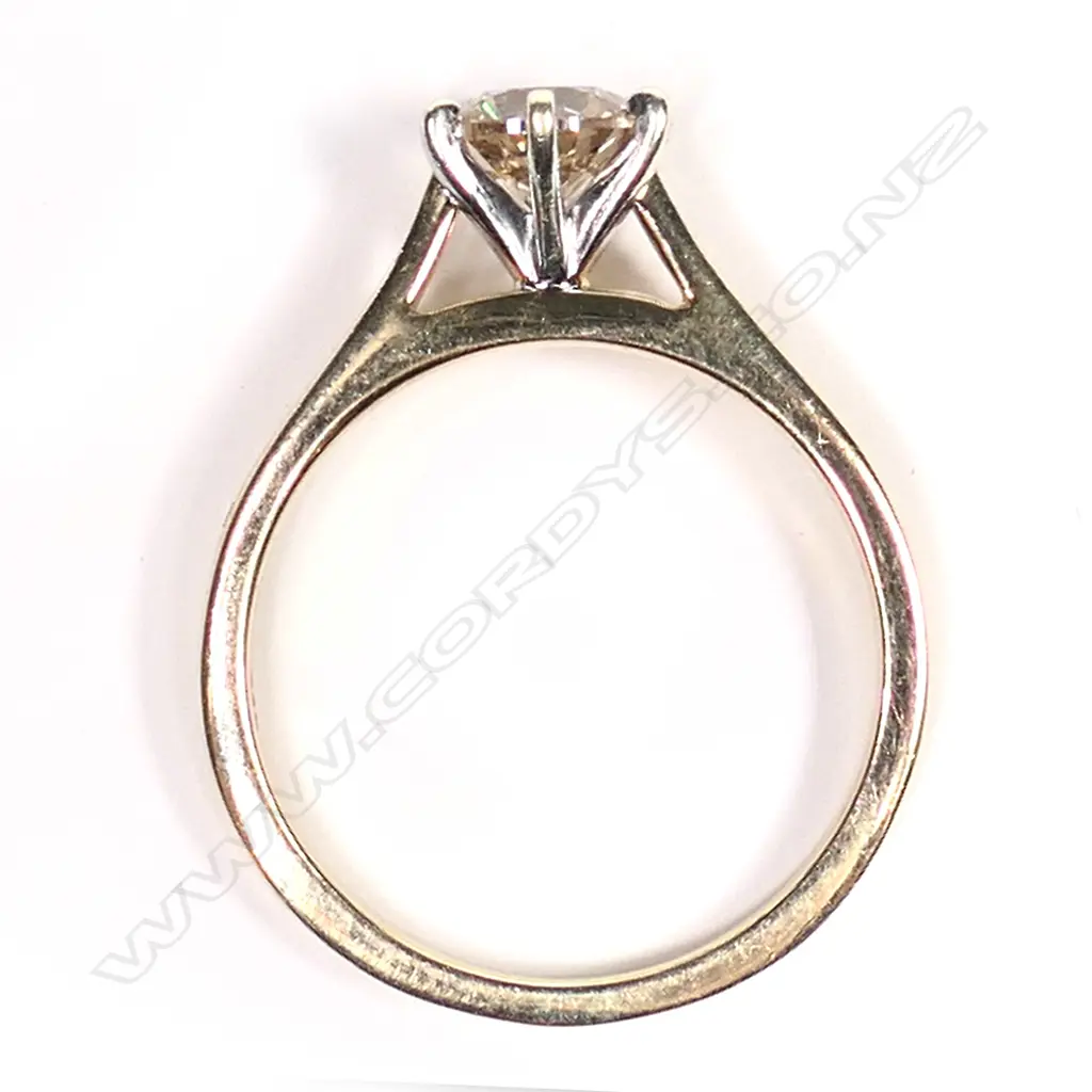 An 18ct gold and 1ct. diamond solitaire ring, Image 1++