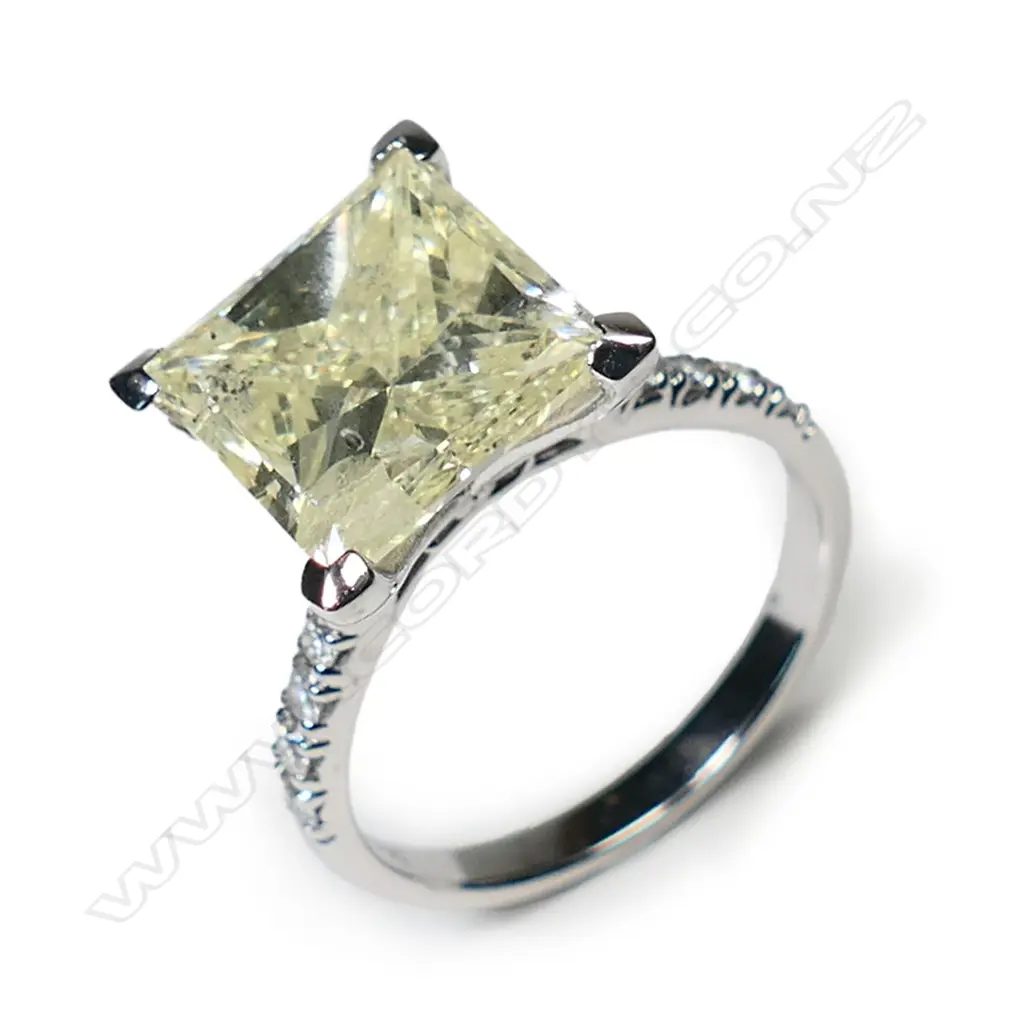 A 14ct white gold diamond solitaire ring, Image 1++