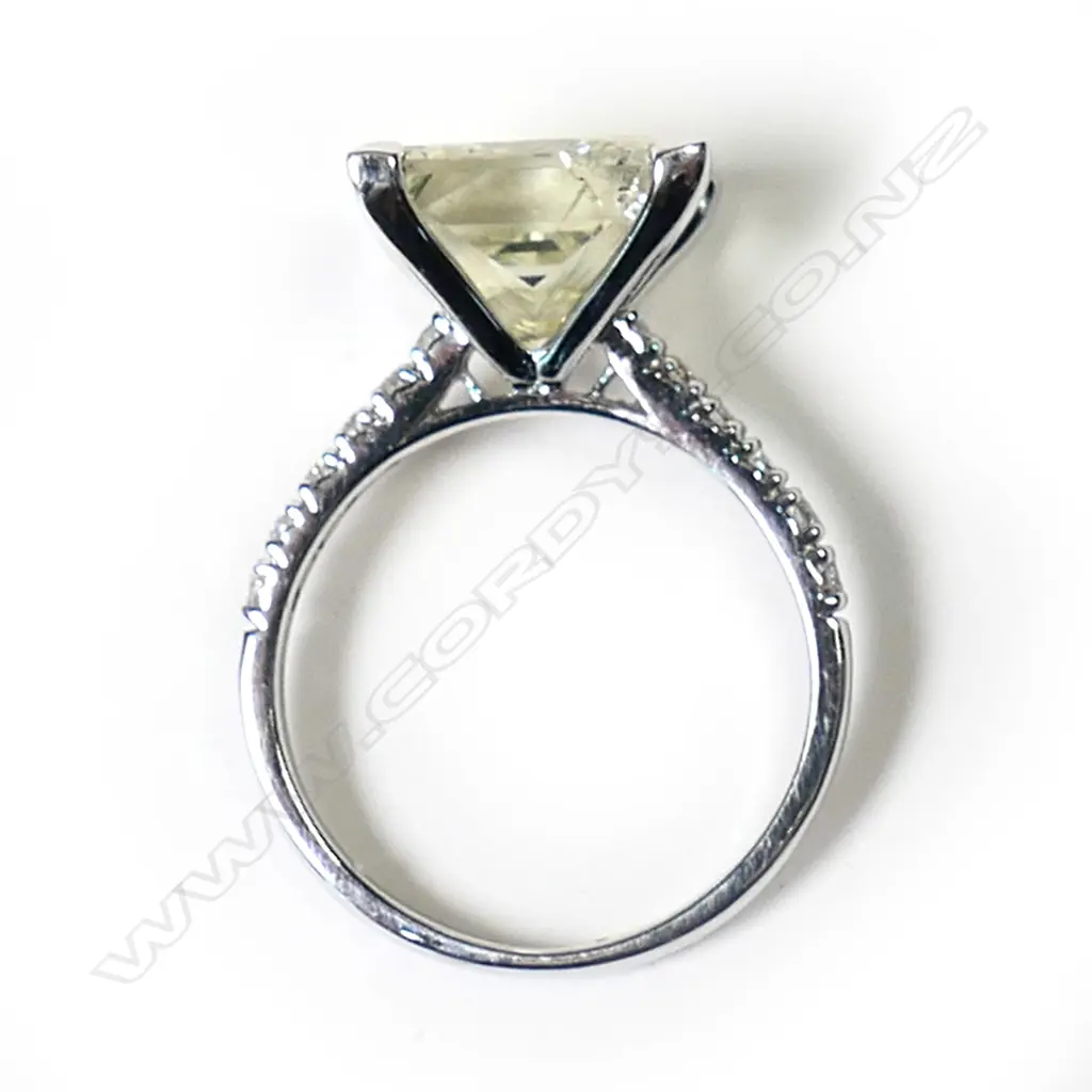A 14ct white gold diamond solitaire ring, Image 1++