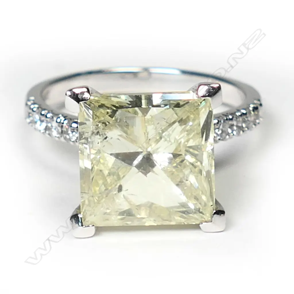 A 14ct white gold diamond solitaire ring, Image 1++