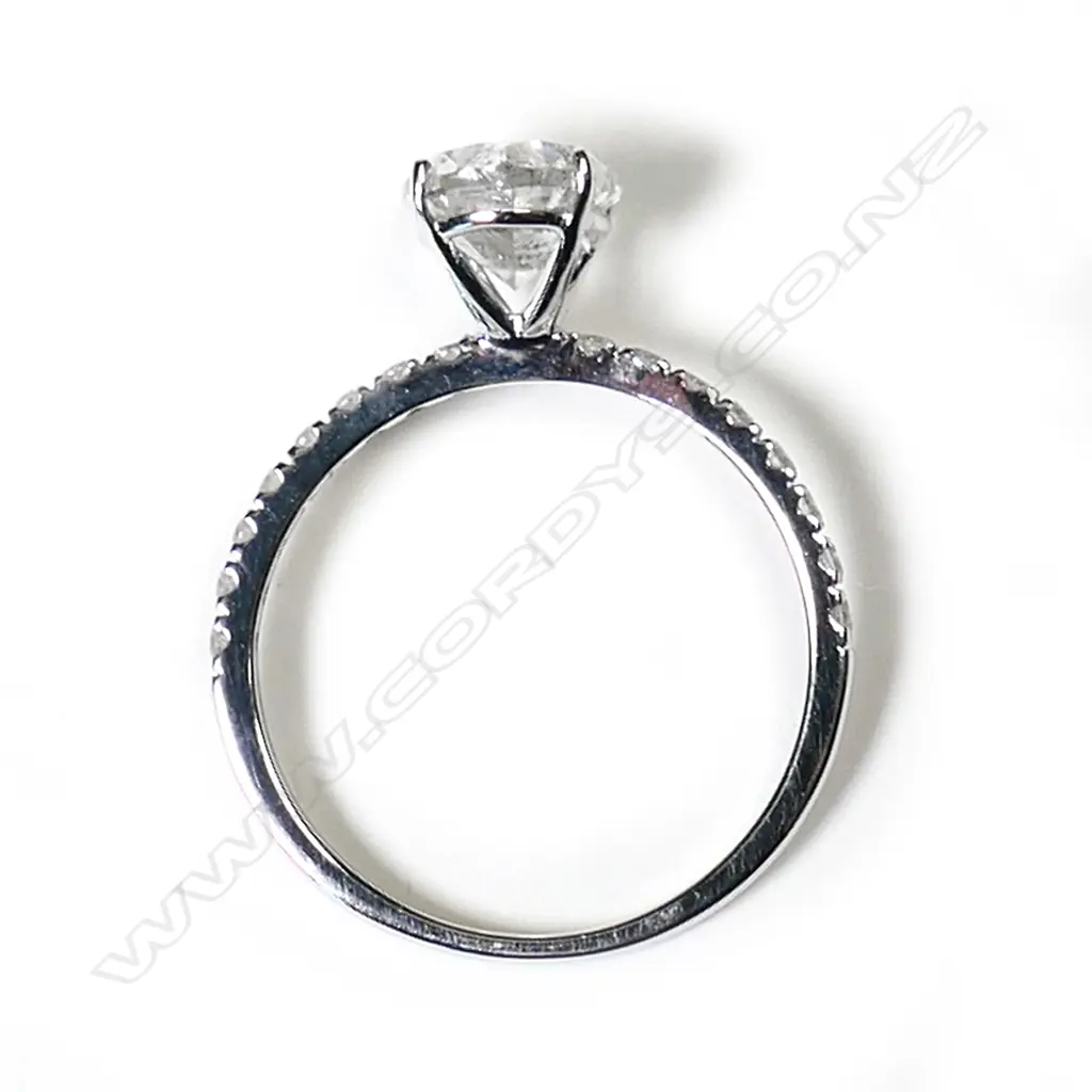 A 14ct white gold diamond ring, Image 1++