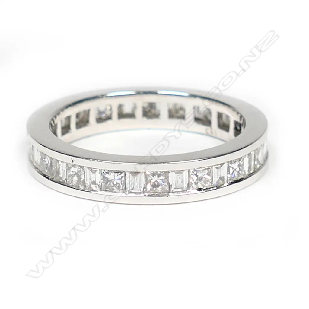 An 18ct white gold and diamond ring, Image 1++