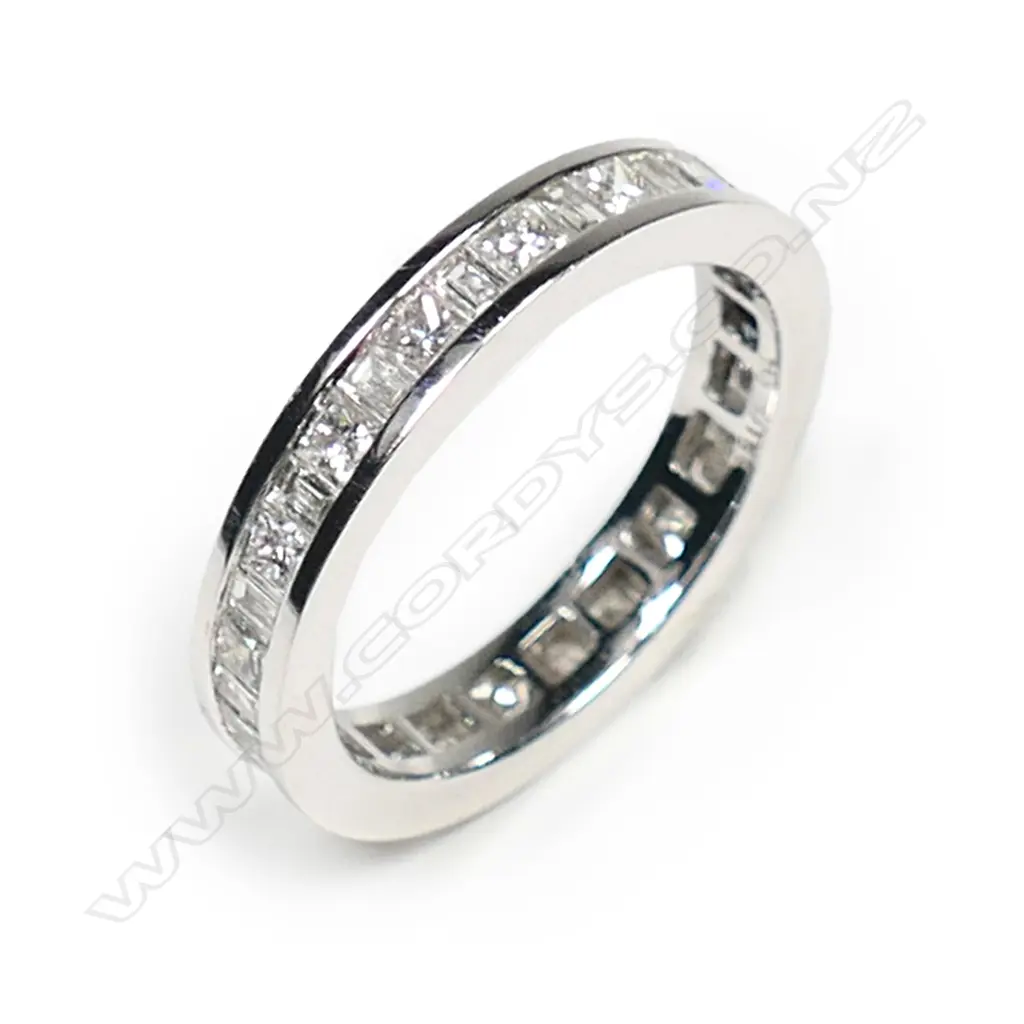 An 18ct white gold and diamond ring, Image 1++