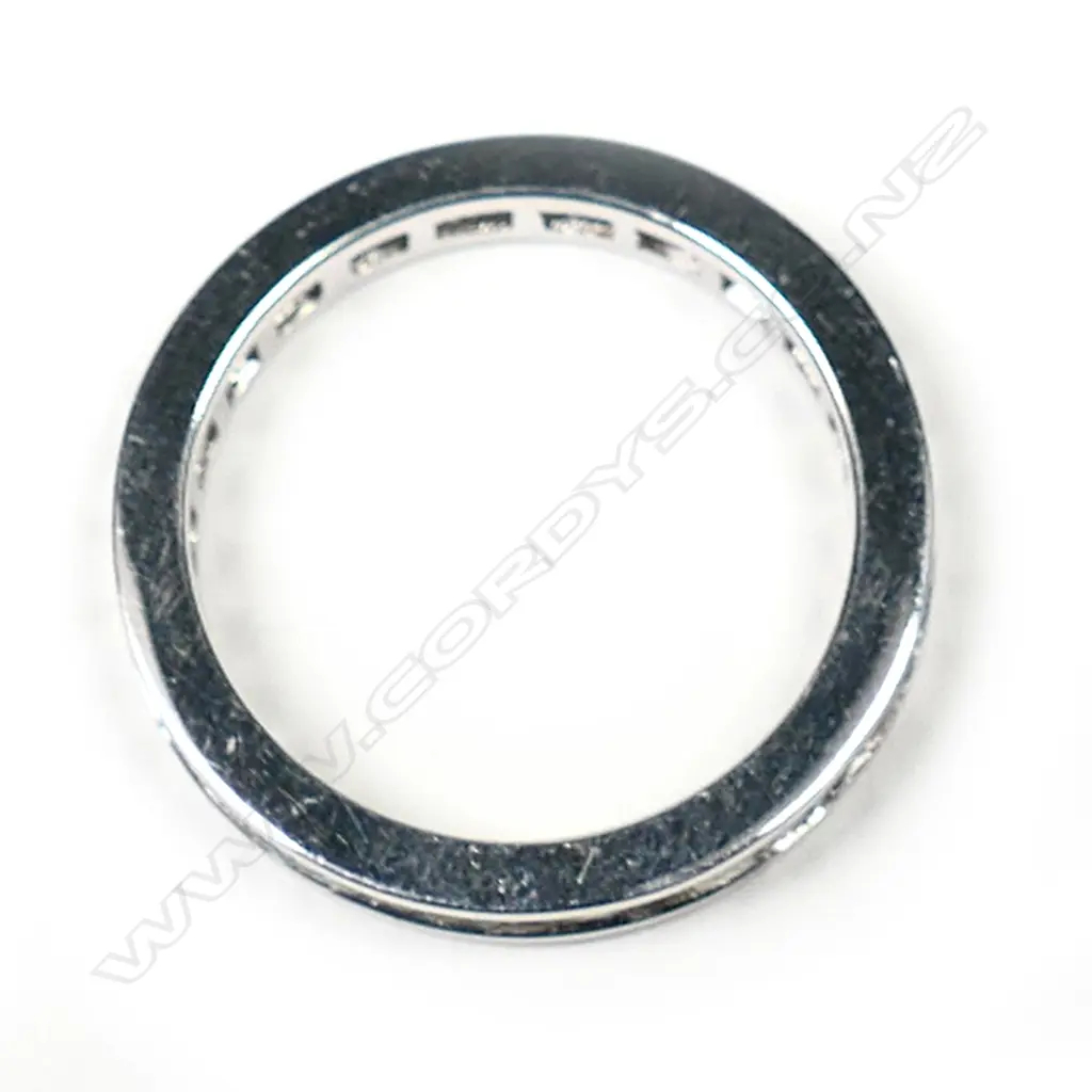 An 18ct white gold and diamond ring, Image 1++