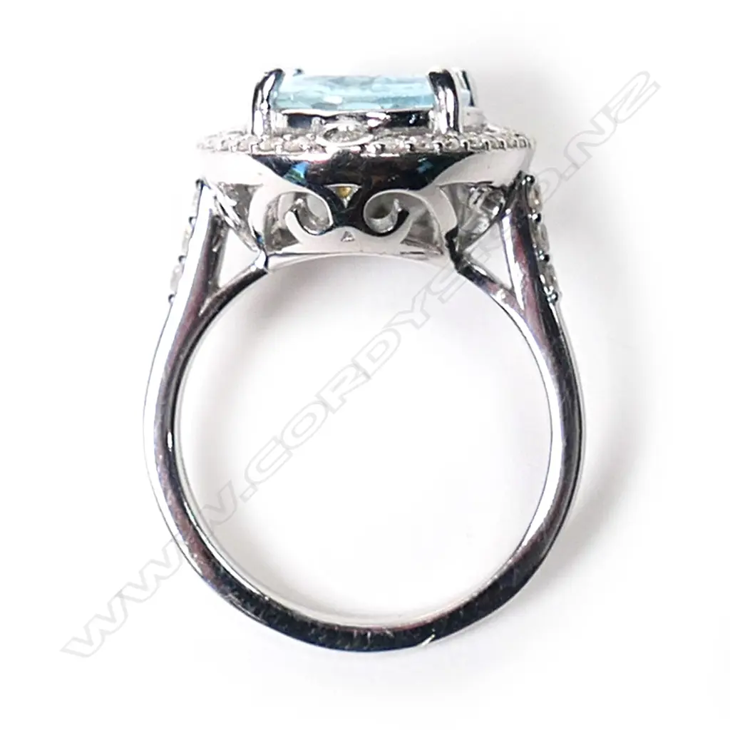 A 14ct white gold, aquamarine and diamond cocktail ring, Image 1++