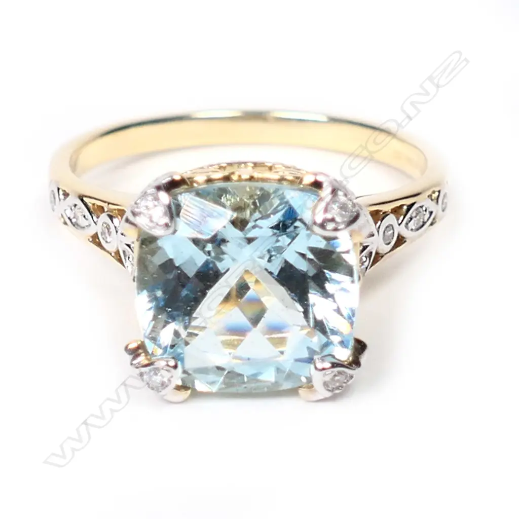 A 14ct gold, aquamarine and diamond cocktail ring, Image 1++