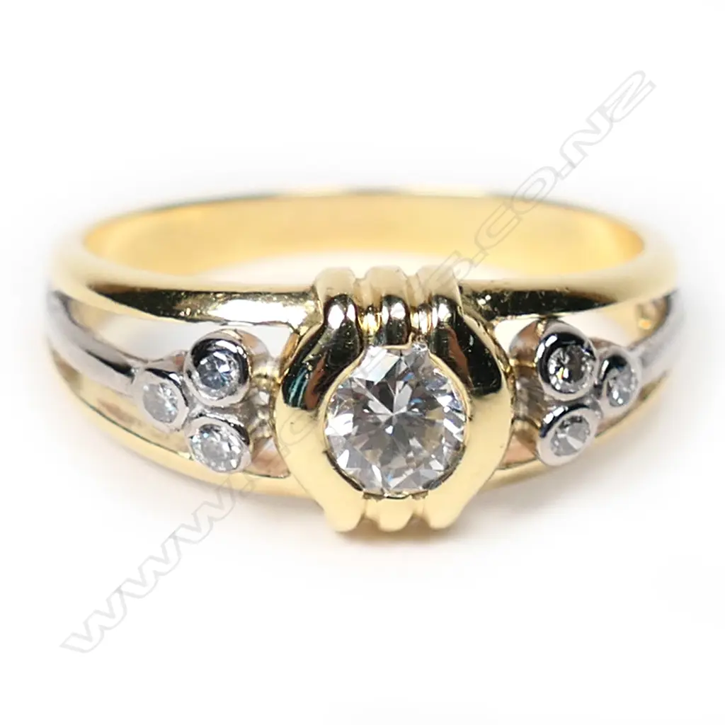An 18ct gold and diamond dress ring, Image 1++