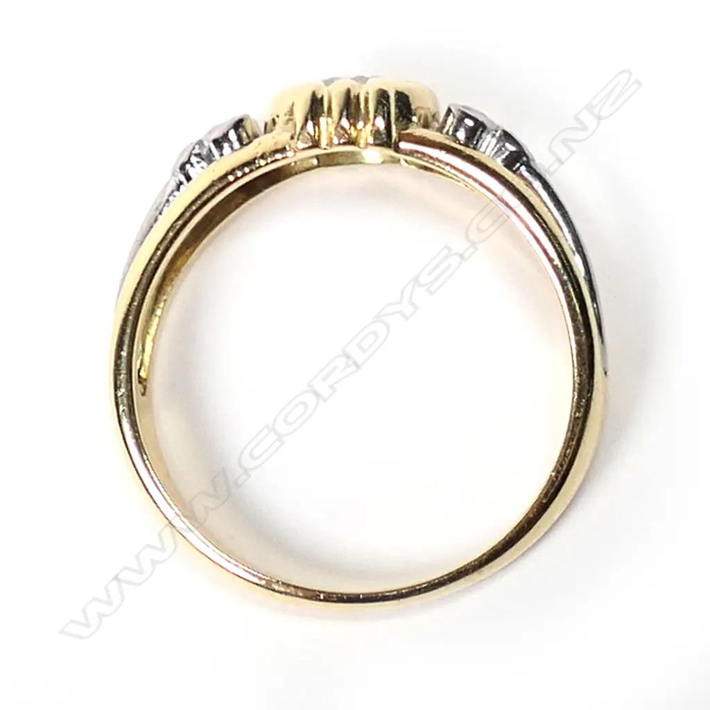 An 18ct gold and diamond dress ring, Image 1++