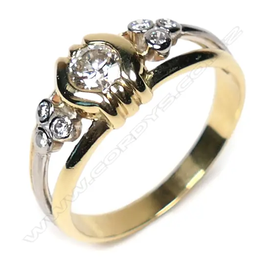 An 18ct gold and diamond dress ring,