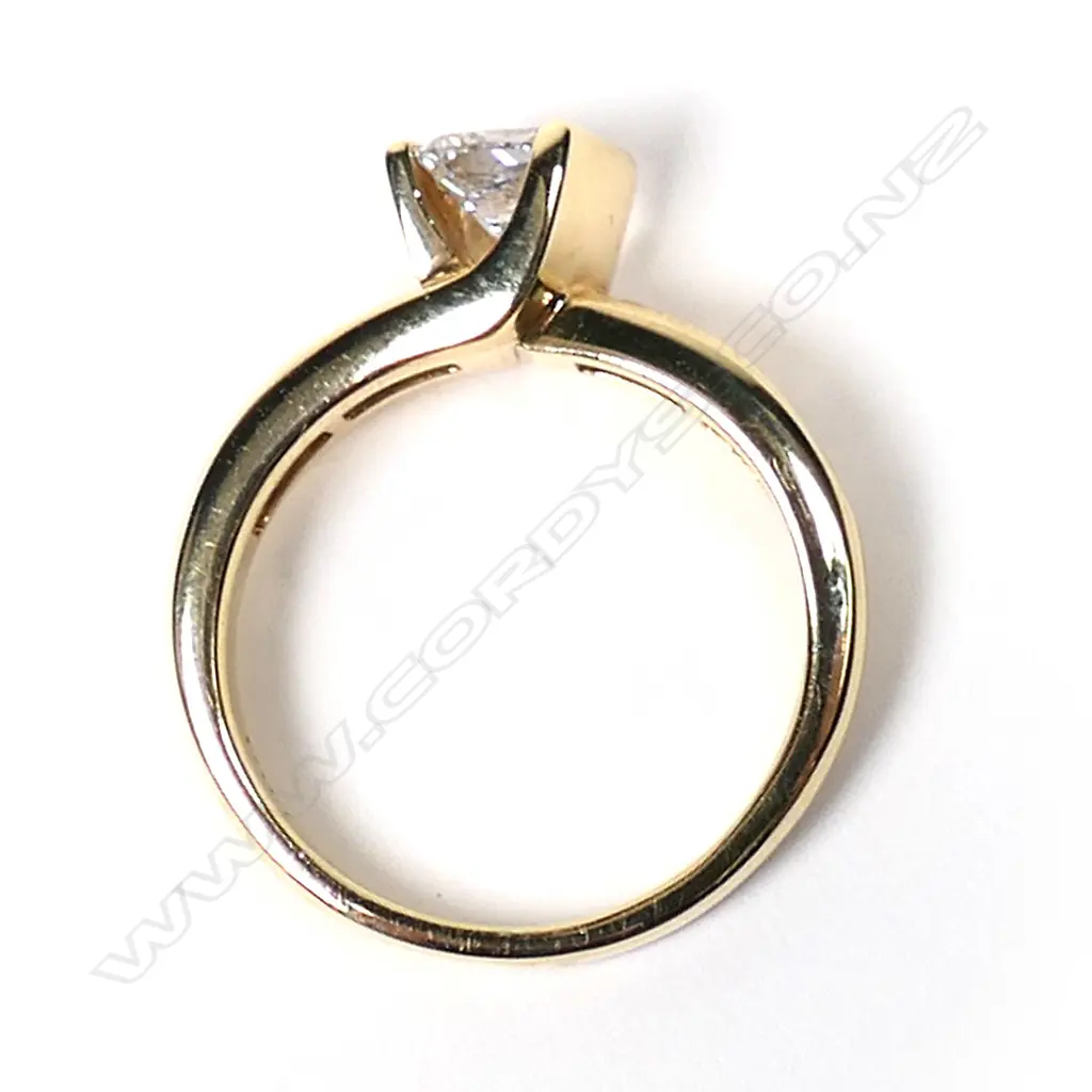 An 18ct gold and diamond ring, Image 1++