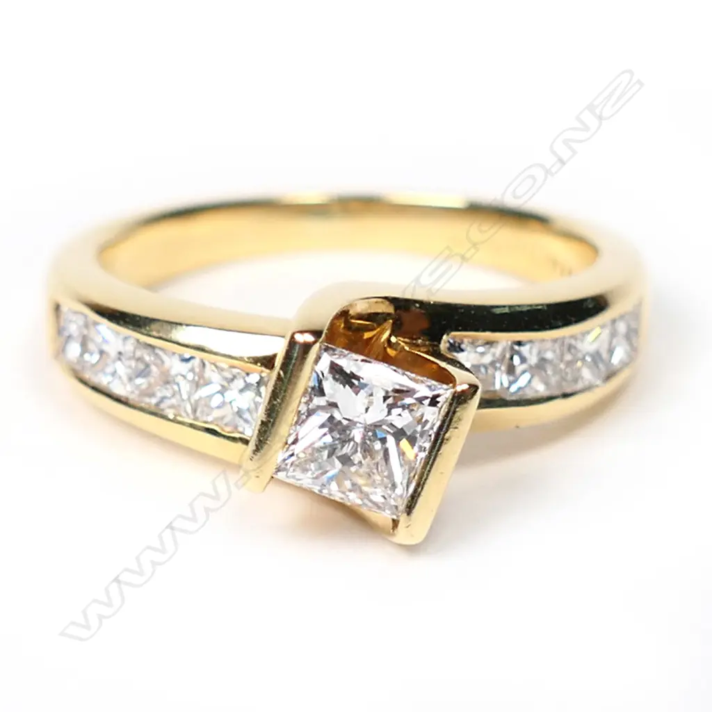An 18ct gold and diamond ring, Image 1++