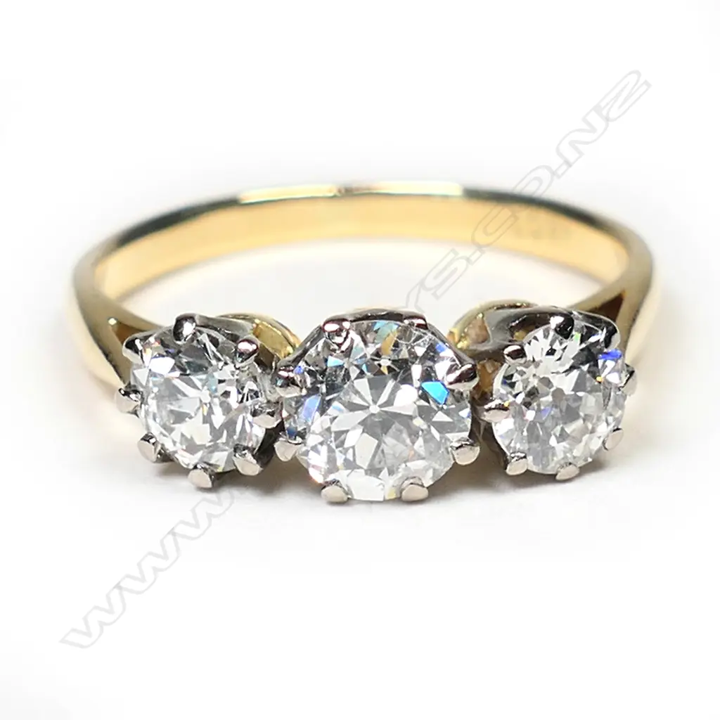 An estate 18ct gold and three stone diamond ring, Image 1++