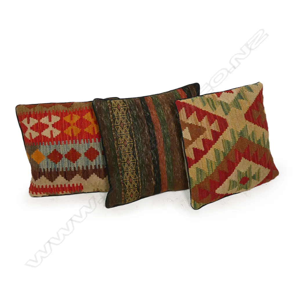 Three scatter cushions with slit weft kilim faces, Image 1++