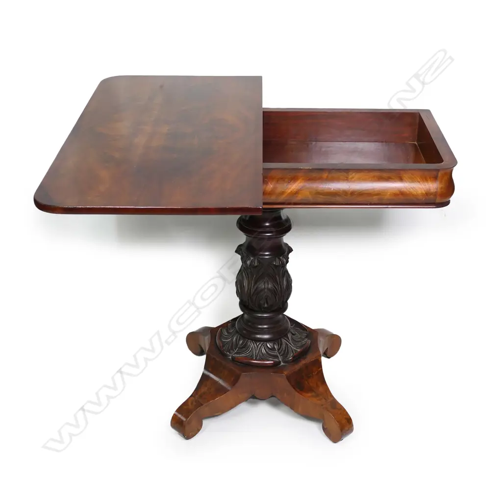A Victorian flame mahogany side table, Image 1++