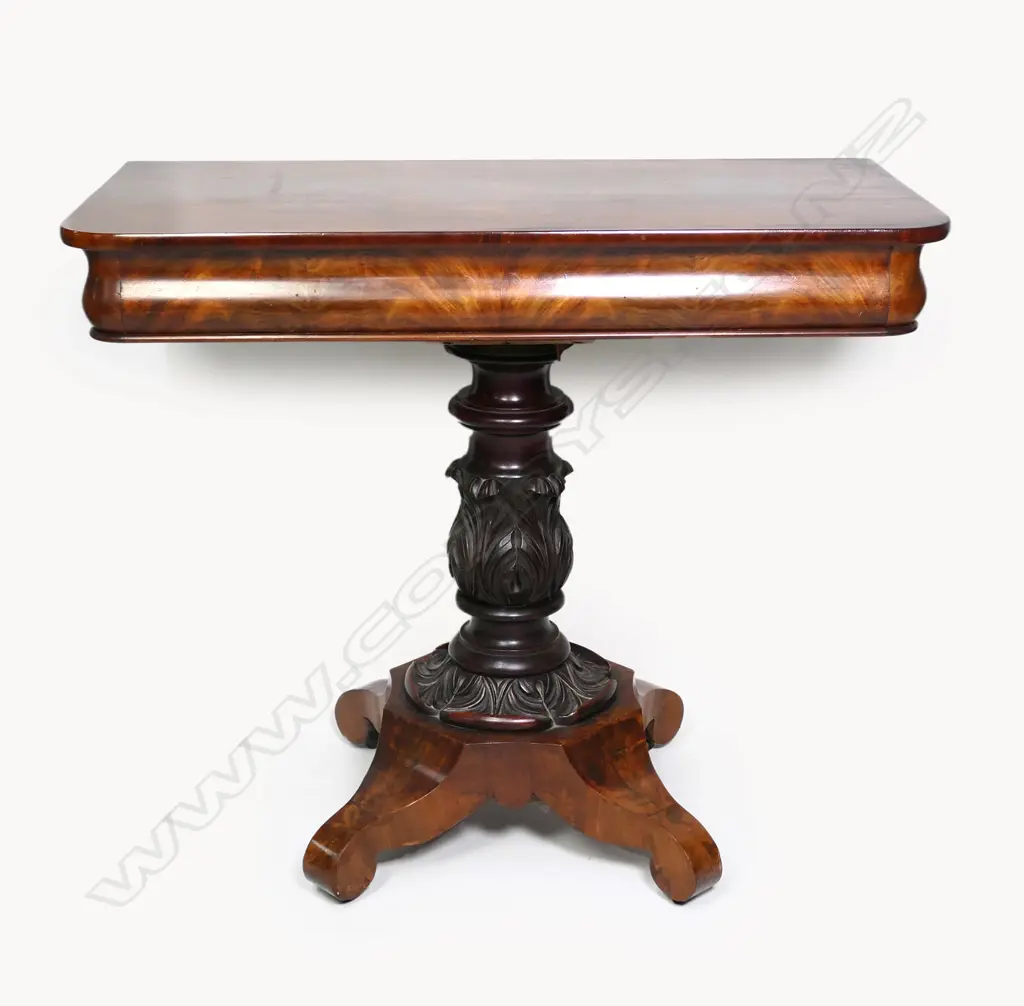 A Victorian flame mahogany side table, Image 1++