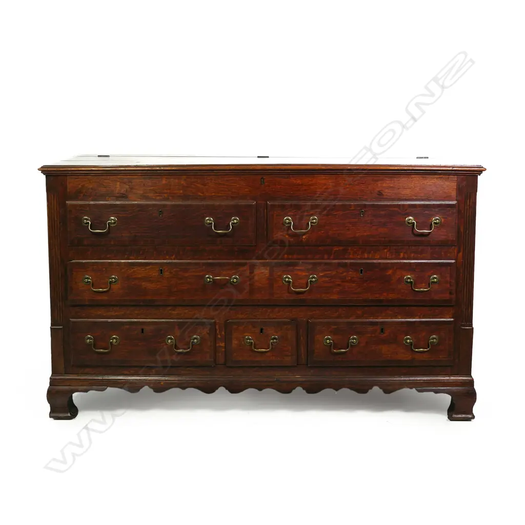 A Georgian oak mule chest, Image 1++