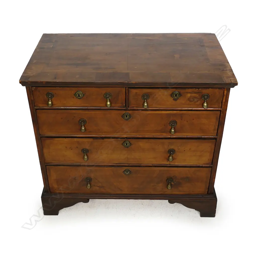 An early Georgian walnut veneer chest of five drawers Image 1++