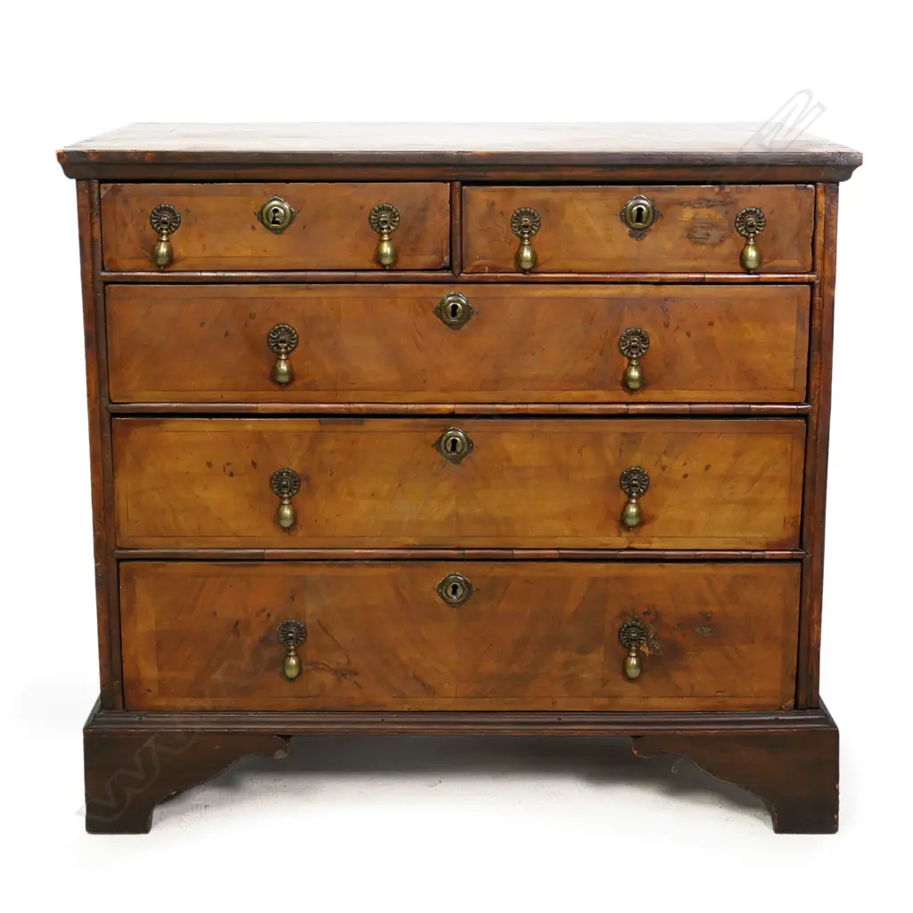 An early Georgian walnut veneer chest of five drawers Image 1++