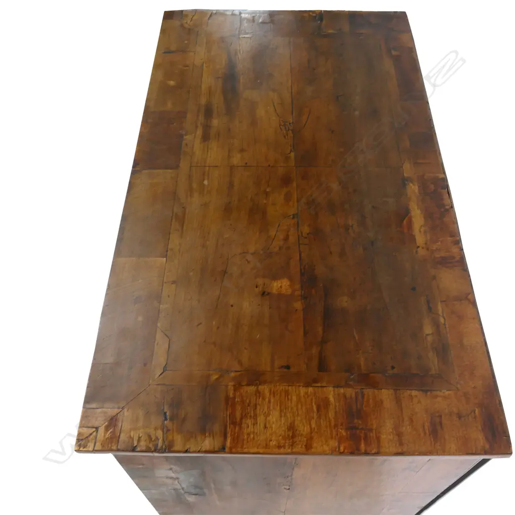 An early Georgian walnut veneer chest of five drawers Image 1++
