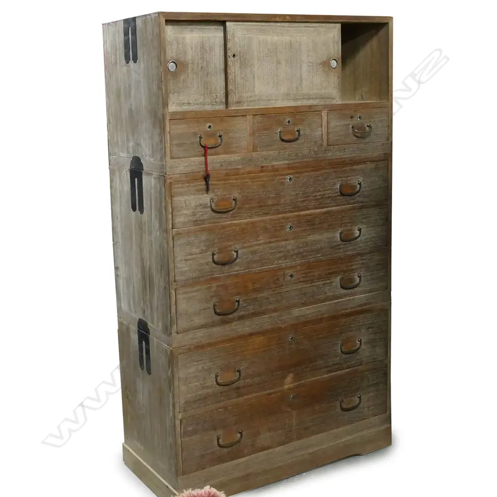 An Early Showa period (1926-1989) quality three section kimono chest, Image 1++