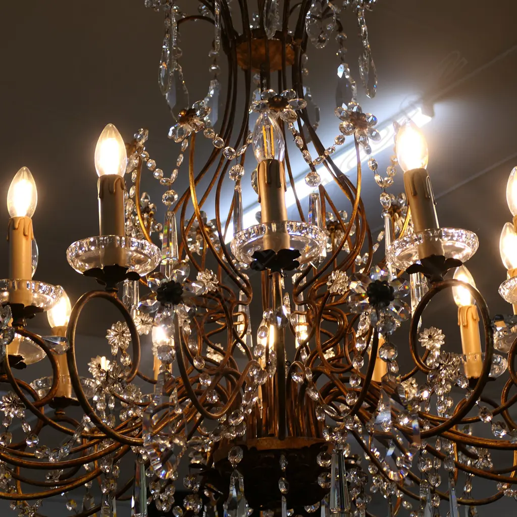 An impressive Italian twelve branch chandelier Image 1++