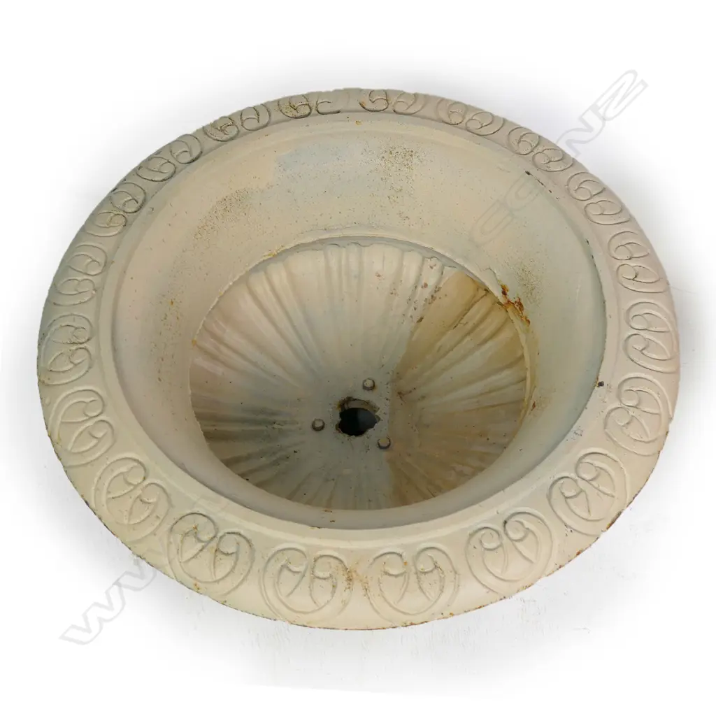 A pair of cast iron garden urns, Image 1++
