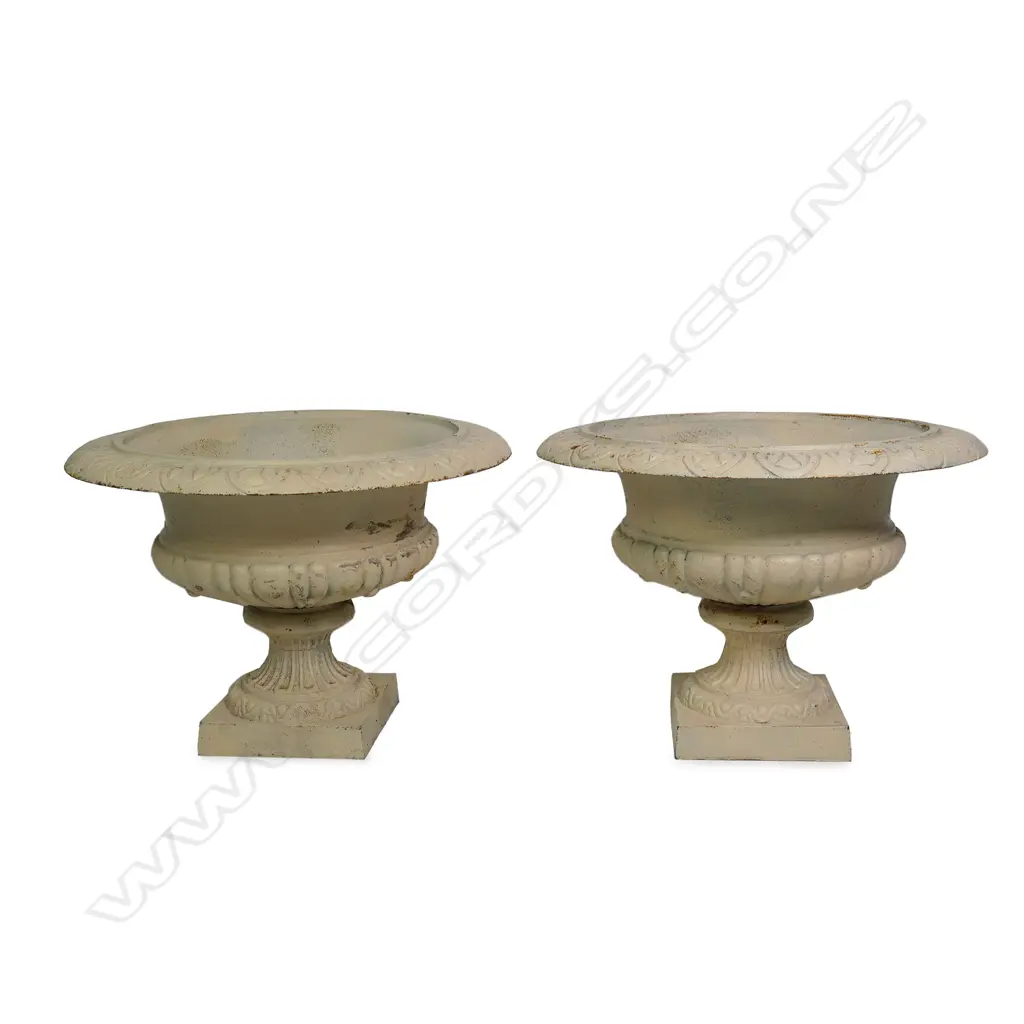 A pair of cast iron garden urns, Image 1++