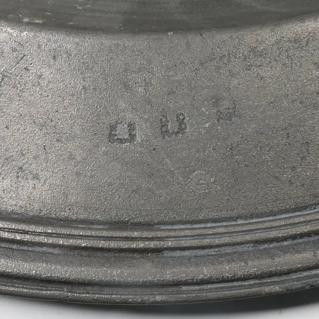 Two 18th/19thC English pewter chargers, Image 1++