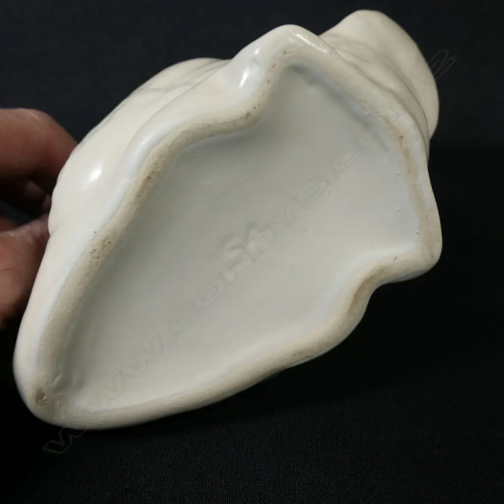 A small white Crown Lynn swan, Image 1++