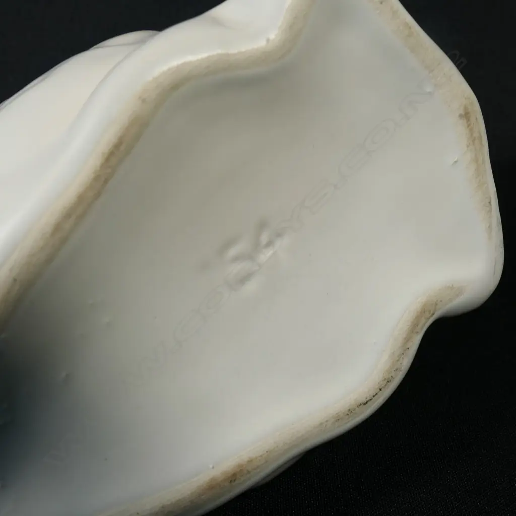 A small white Crown Lynn swan, Image 1++